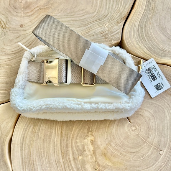 Lululemon Everywhere Fleece Belt Bag
Light Ivory. Release Date: 11/2021 - Picture 3 of 4